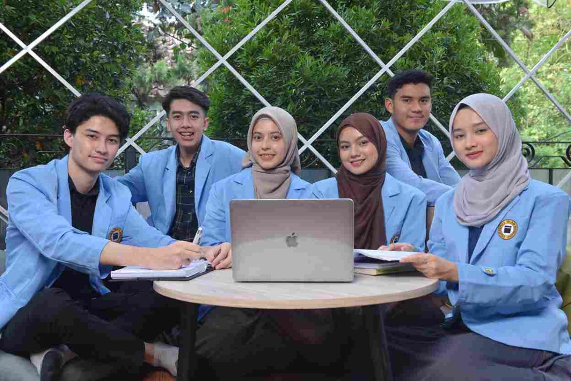 Universitas Islam Bandung (Unisba) secara konsisten mempertahankan nilai-nilai ke-Islaman yang menjadi ciri khasnya sejak berdiri hingga kini.