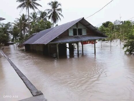 Curah hujan yang tinggi disertai angin kencang selama beberapa hari terakhir mengakibatkan banjir dan tanah longsor di Kabupaten Nias Barat