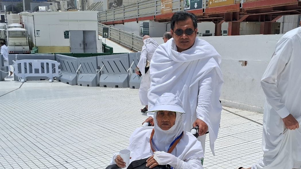 Kami ingin berbagi kebahagiaan tentang pengalaman kami menjalankan ibadah haji pada Haji 2024. Kami bertiga berkesempatan menunaikan rukun Islam kelima sebagai jemaah haji mandiri