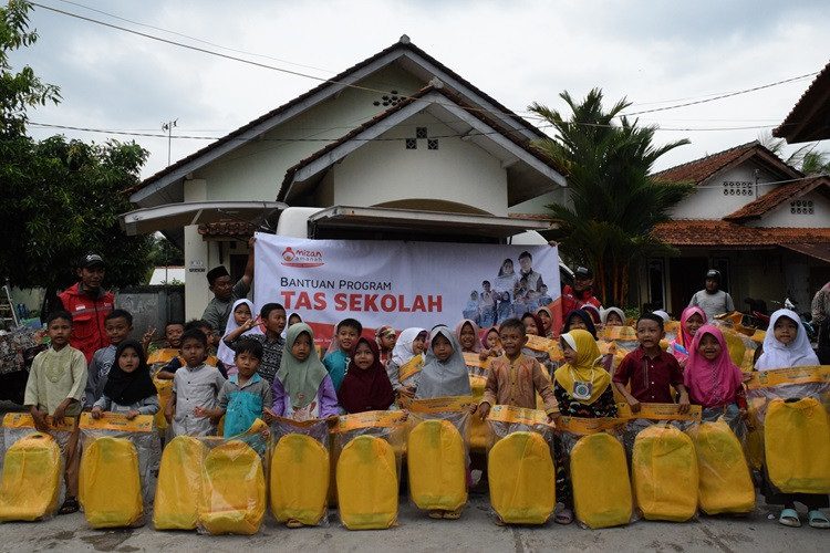 Mizan Amanah Bagikan Tas dan Makanan Gratis di Cikadu Banjar