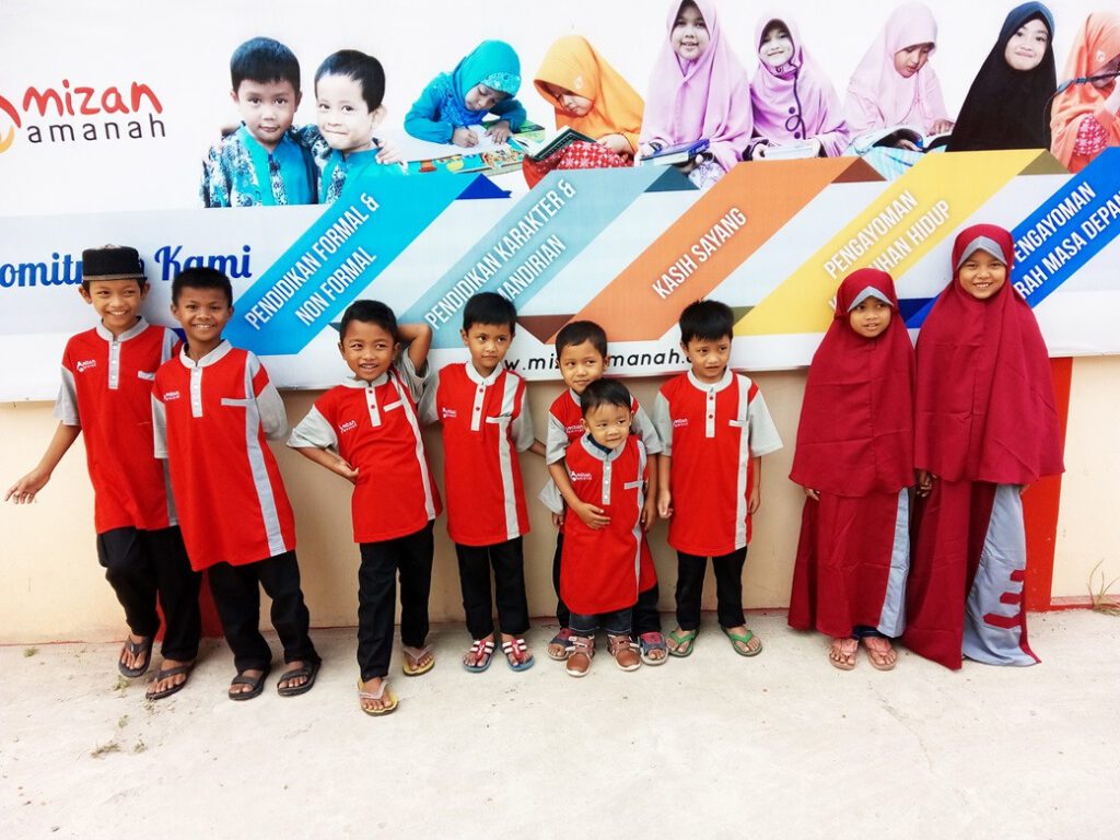 Anak yatim merupakan bagian dari masyarakat yang sangat rentan dan memerlukan perhatian khusus dari kita sebagai warga negara