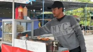 Bercita-cita ke Tanah Suci Sejak Kecil, Penjual Bakso Bakar Ini Akhirnya Berangkat Haji