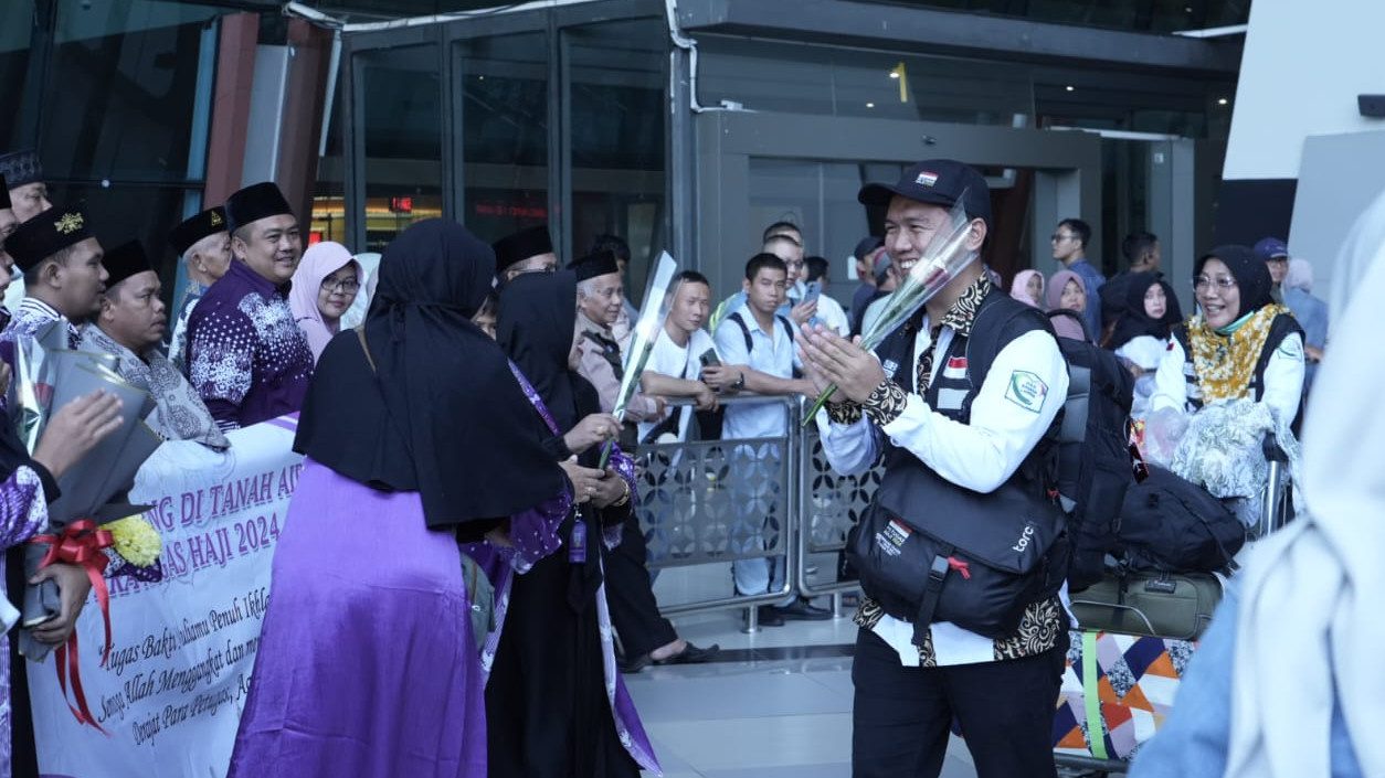 Petugas Haji Disambut Hangat: "Kami Menyambut Para Pahlawan Tanpa Tanda Jasa"