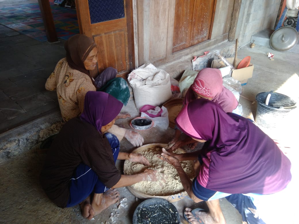 Desa Ramah Lansia Rumah Zakat Memproduksi Lempeng Ndeso Simbah