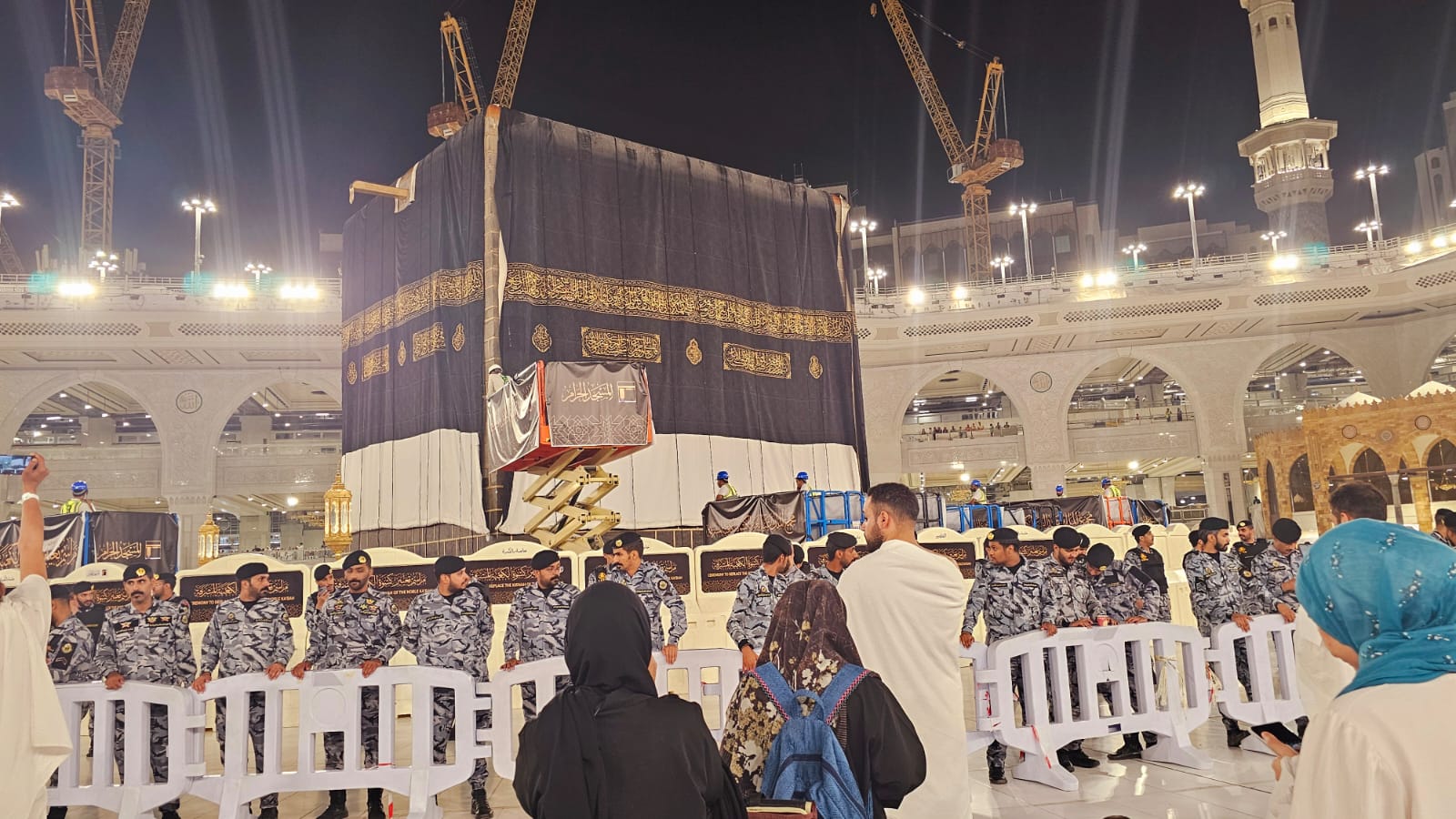 Momen Bersejarah: Penggantian Kiswah Ka'bah di 1 Muharram 1446 H