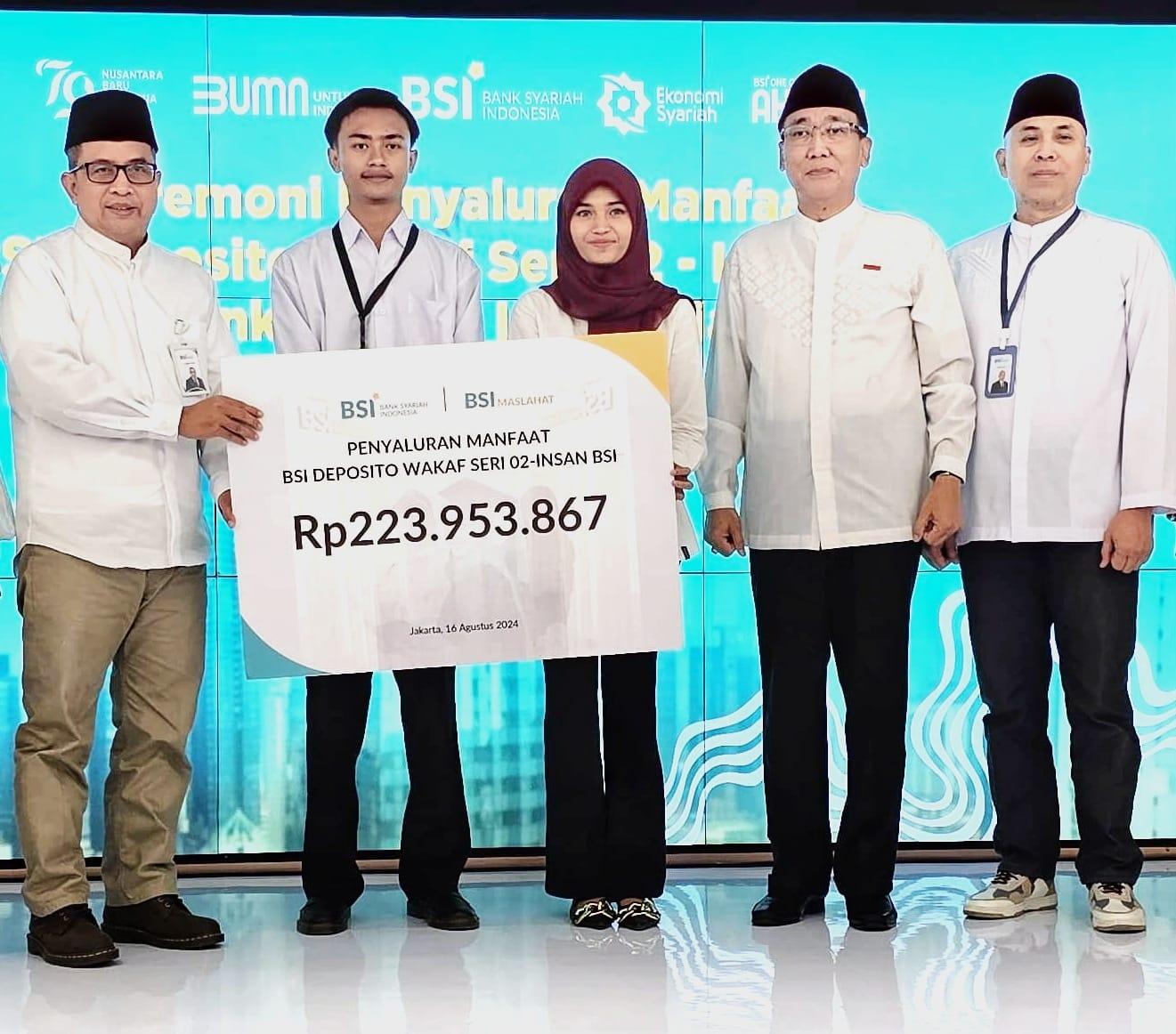 BSI Salurkan Beasiswa Pendidikan dari Deposito Wakaf
