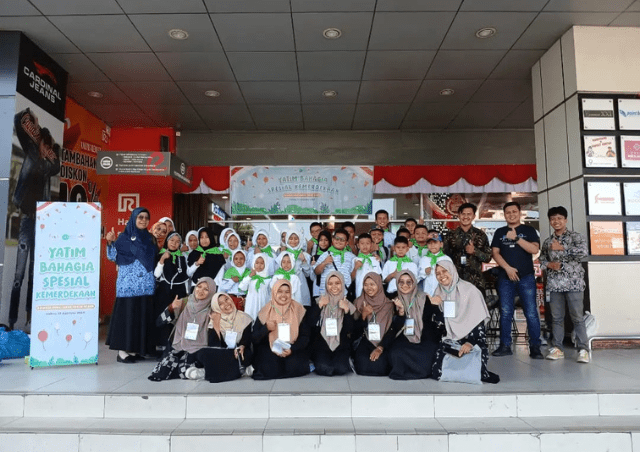IZI Sumbar, PT Taspen, dan RSKM Eye Center Padang Berbagi Kebahagiaan dengan 30 Anak Yatim Dhuafa
