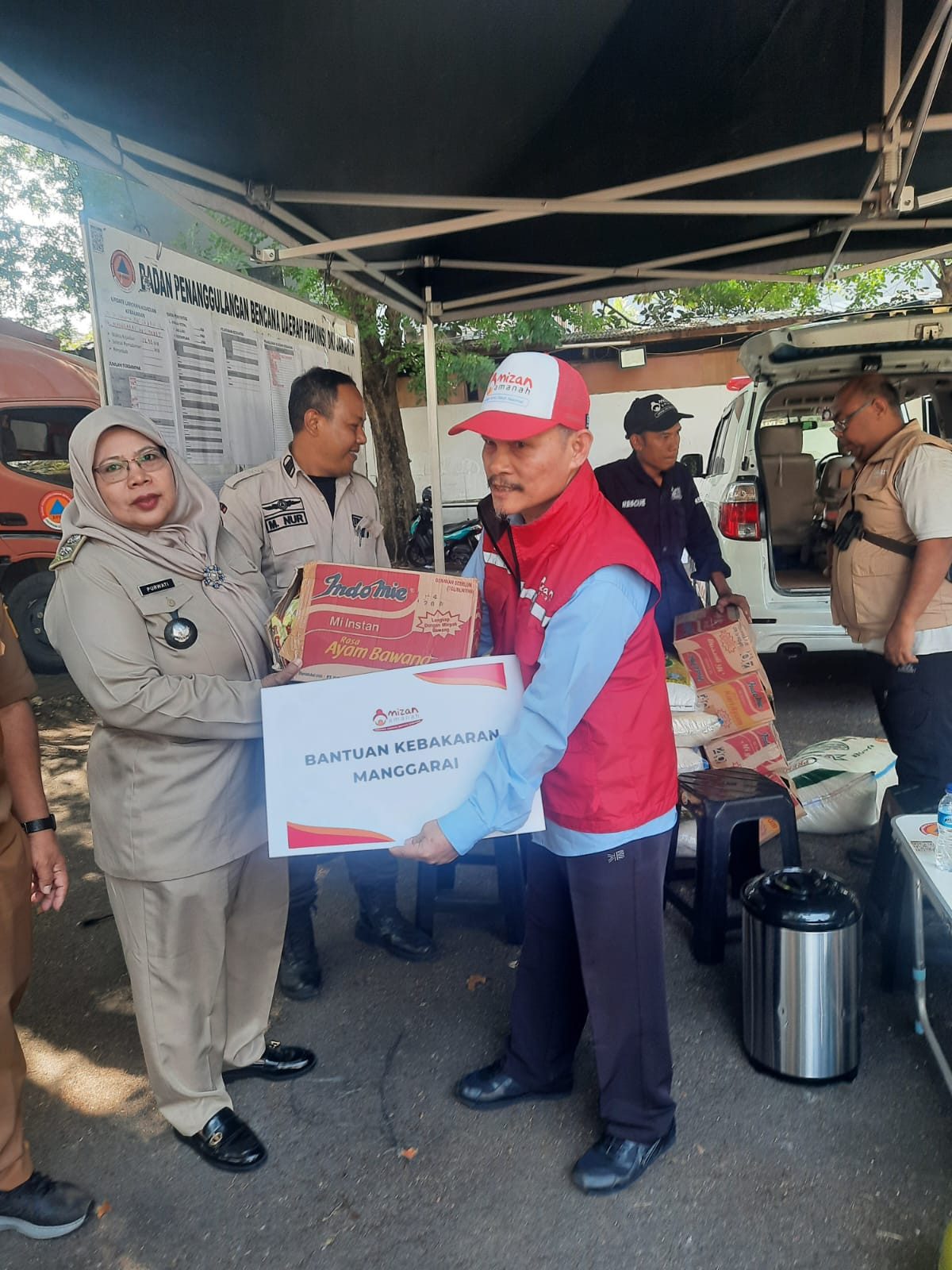 Tim Relawan Mizan Amanah Sigap Salurkan Bantuan untuk Korban Kebakaran di Manggarai