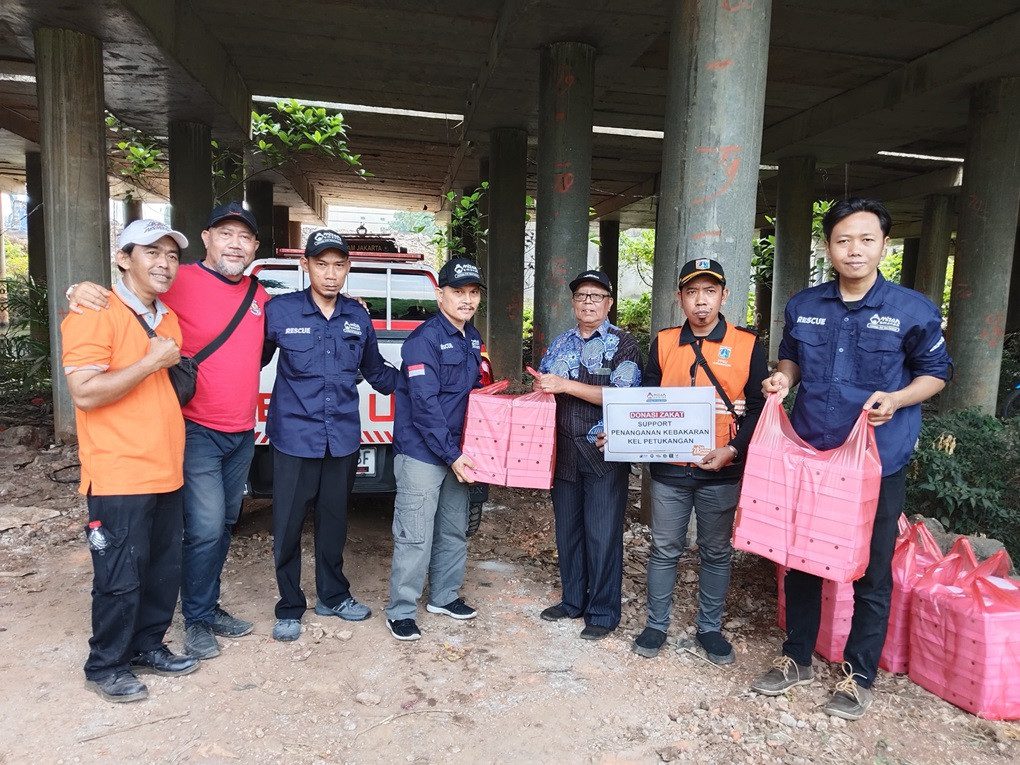 Mizan Amanah Salurkan 100 Paket Makanan untuk Petugas Damkar dan PPSU di Petukangan Selatan