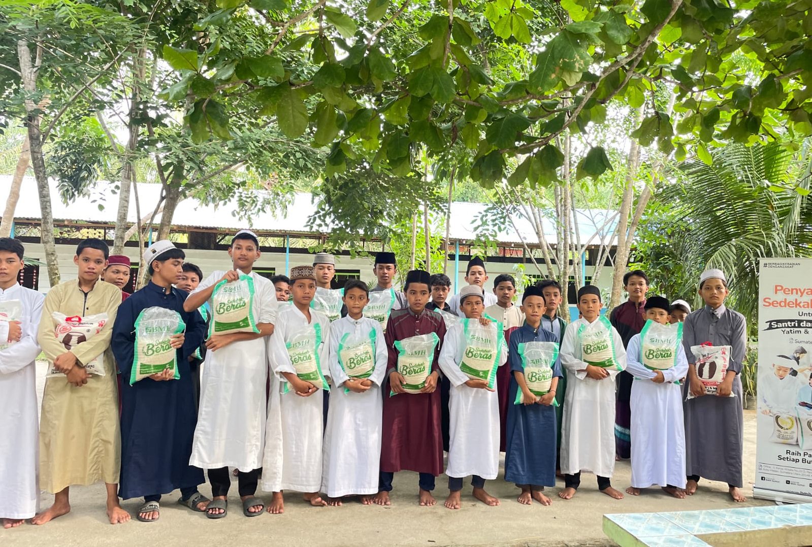 BMH Sumut Hadirkan Bantuan Beras untuk Santri Pesantren Darul Muttaqin Batubara