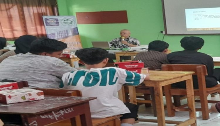 Dosen dan Mahasiswa BSI Berikan Pelatihan Scan Dokumen