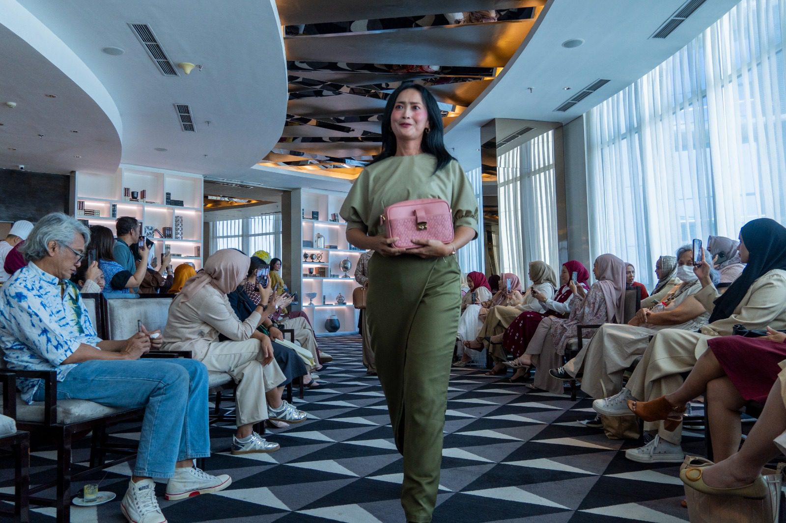 Hotel Ciputra Word Surabaya Berkolaborasi Mengadakan Fashion Show dan High Tea