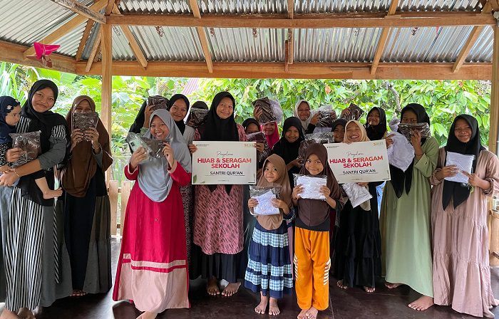 Kado Spesial di Desa Sinangkong: BMH Sumut Bagikan Hijab untuk Santri Rumah Qur’an