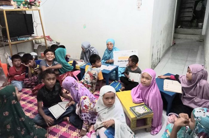 Ibu Rosniaty, Sang Lentera Pendidikan di Bantaran Sungai Deli