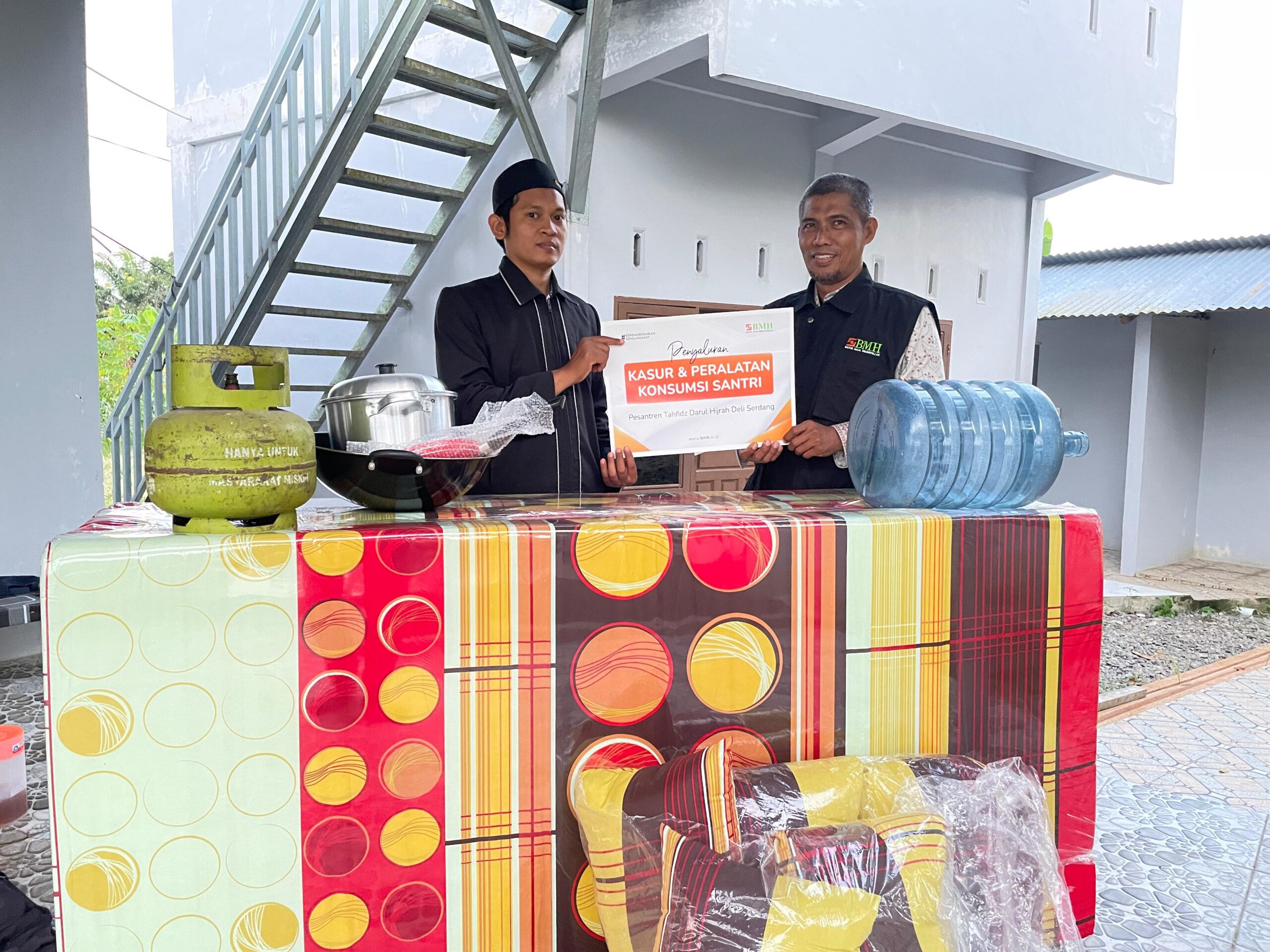 BMH Dukung Semangat Belajar Santri Yatim dengan Bantuan Kasur dan Peralatan Makan