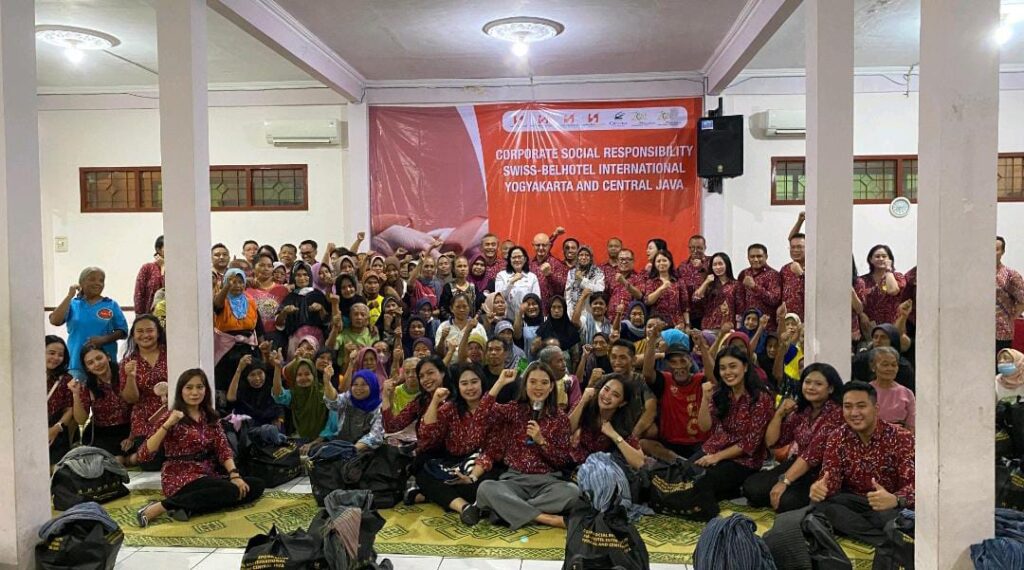 Jaringan Swiss-Belhotel Internasional di Yogyakarta, Solo, dan Semarang Kunjungi Buruh Gendong di Pasar Beringharjo