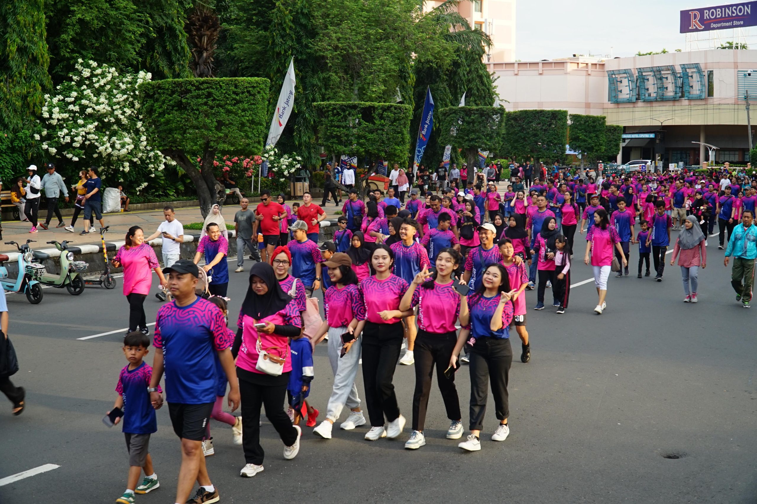 Acara Fun Walk 2024 di Area Simpang Lima Semarang sangat Meriah