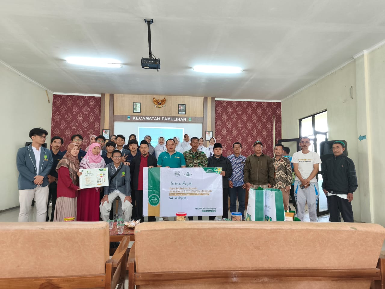 Kegiatan Berbagi Madrasah Aliyah Persis Tarogong kembali menunjukkan kepeduliannya terhadap masyarakat melalui Bakti Sosial Program Latihan Khidmat Jam'iyyah (PLKJ)