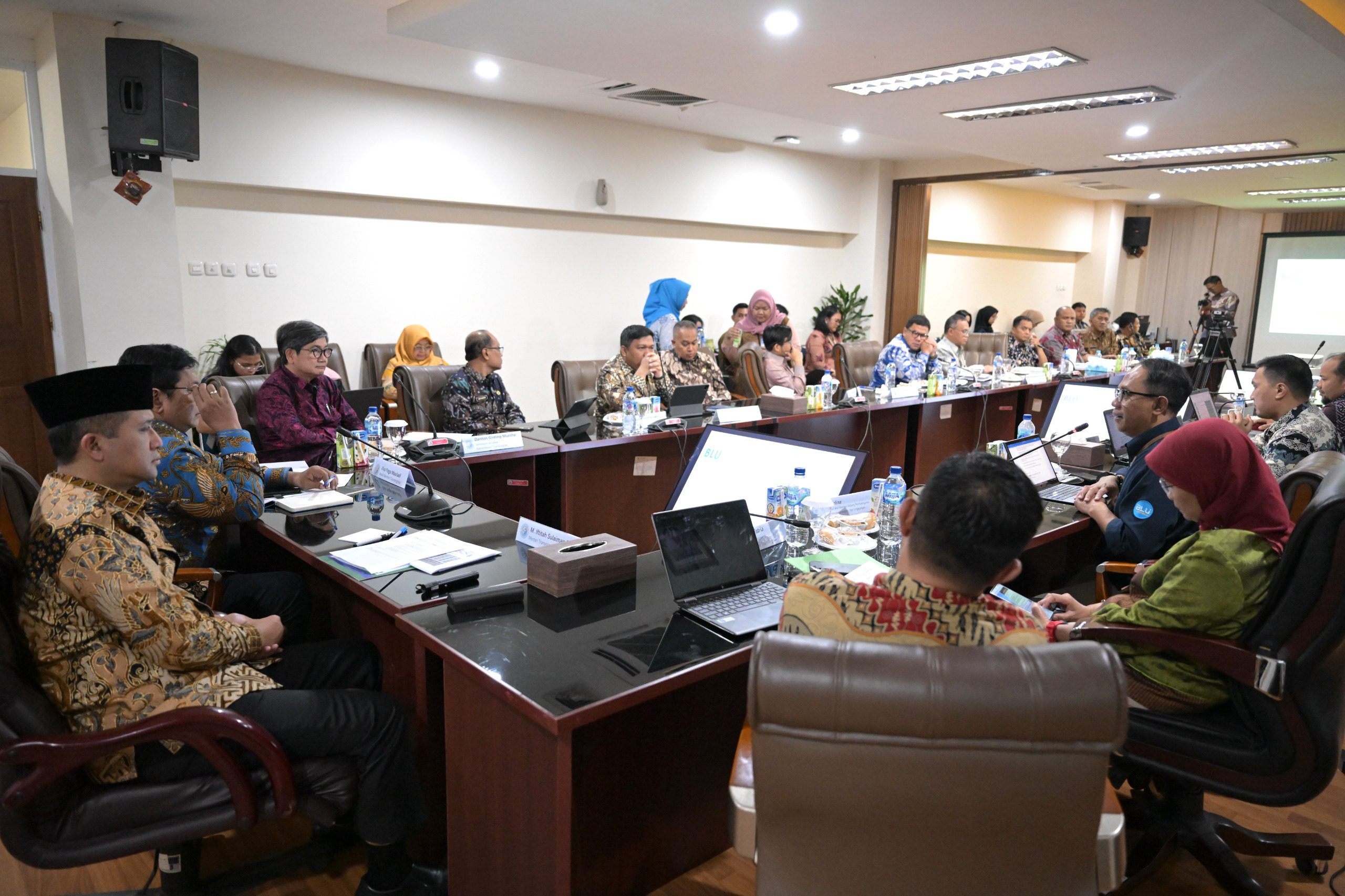 diskusi selama beberapa jam, antara jajaran tim Kementerian Keuangan dan jajaran pimpinan Kementerian Transmigrasi yang dipimpin Sekjen Danton Ginting Munthe, Kamis (9/1) di kantor Kementerian Transmigrasi, Kalibata, Jakarta Selatan