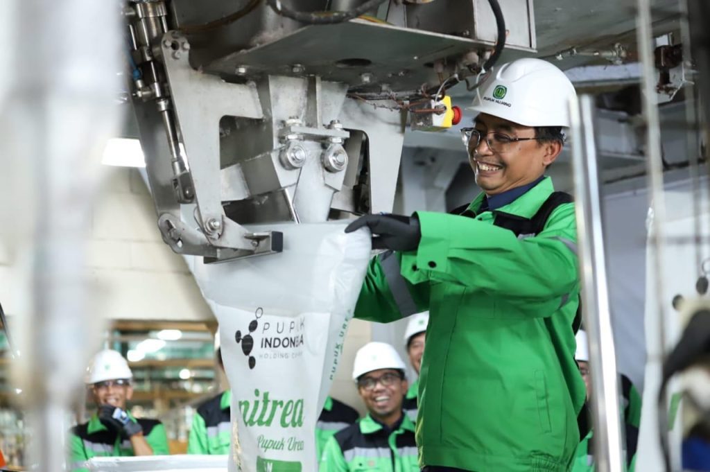 FOTO: Direktur Pupuk Kujang, Maryono saat seremoni pengantongan akhir tahun 2024 (Kodam)