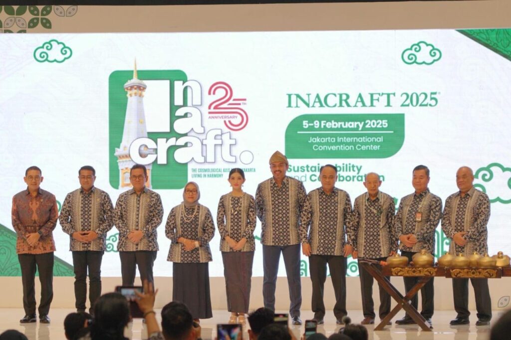 Gambar: Peresmian pembukaan Acara Inacraft 2025 oleh Dr. Muchsin Ridjan SE., MM, Ketua Umum BPP Asosiasi Ekspor dan Produsen Handicraft Indonesia (ke-3 dari kanan), Maman Abdurahman, Menteri UMKM Indonesia (ke-5 dari kanan), dan Selvi Ananda, Istri Wakil Presiden Indonesia (ke-5 dari kiri) di Jakarta International Convention Center (JICC) Senayan, Jakarta (5/2)