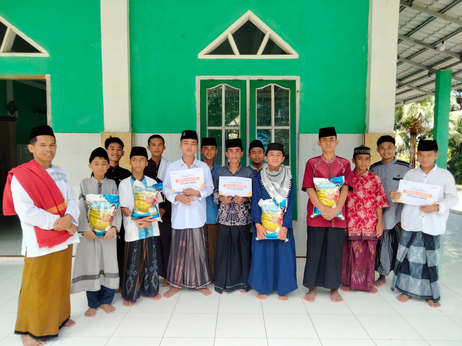 BMH Salurkan Beras Kepada Santri Yayasan Pondok Pesantren Hidayatullah di Pulau Nias