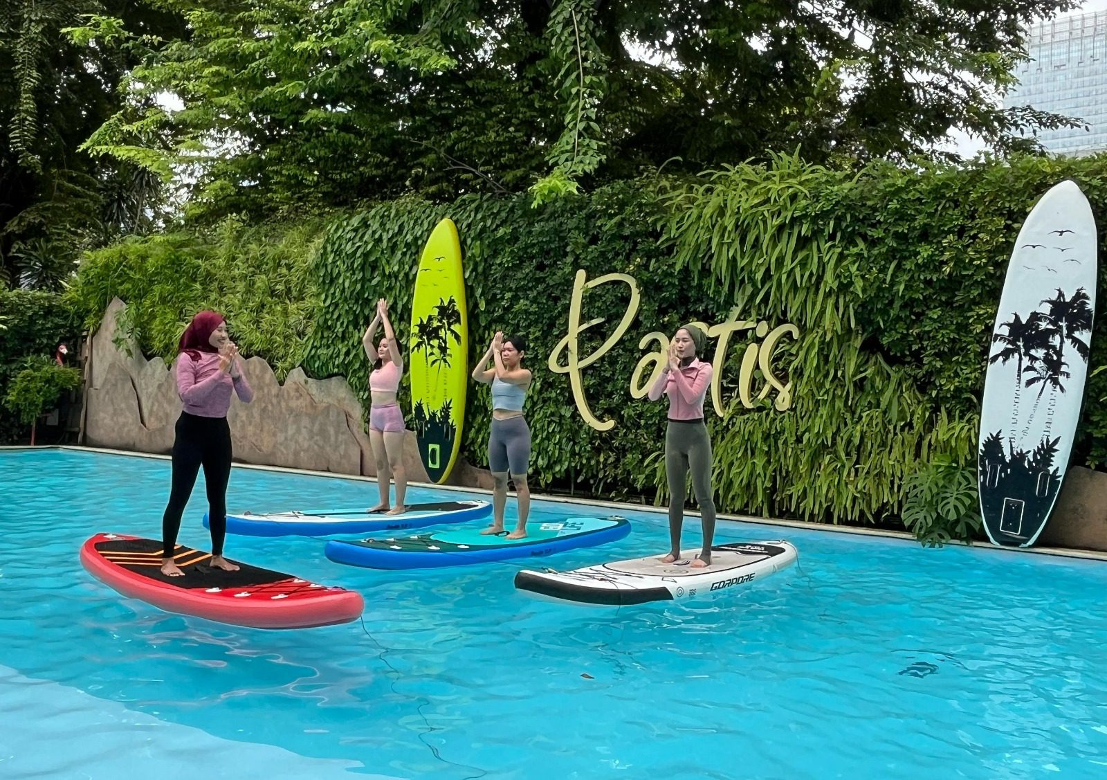 Pengalaman Relaksasi Unik dengan Stand-Up Paddle Yoga Bersama “SUP” Yoga Indonesia