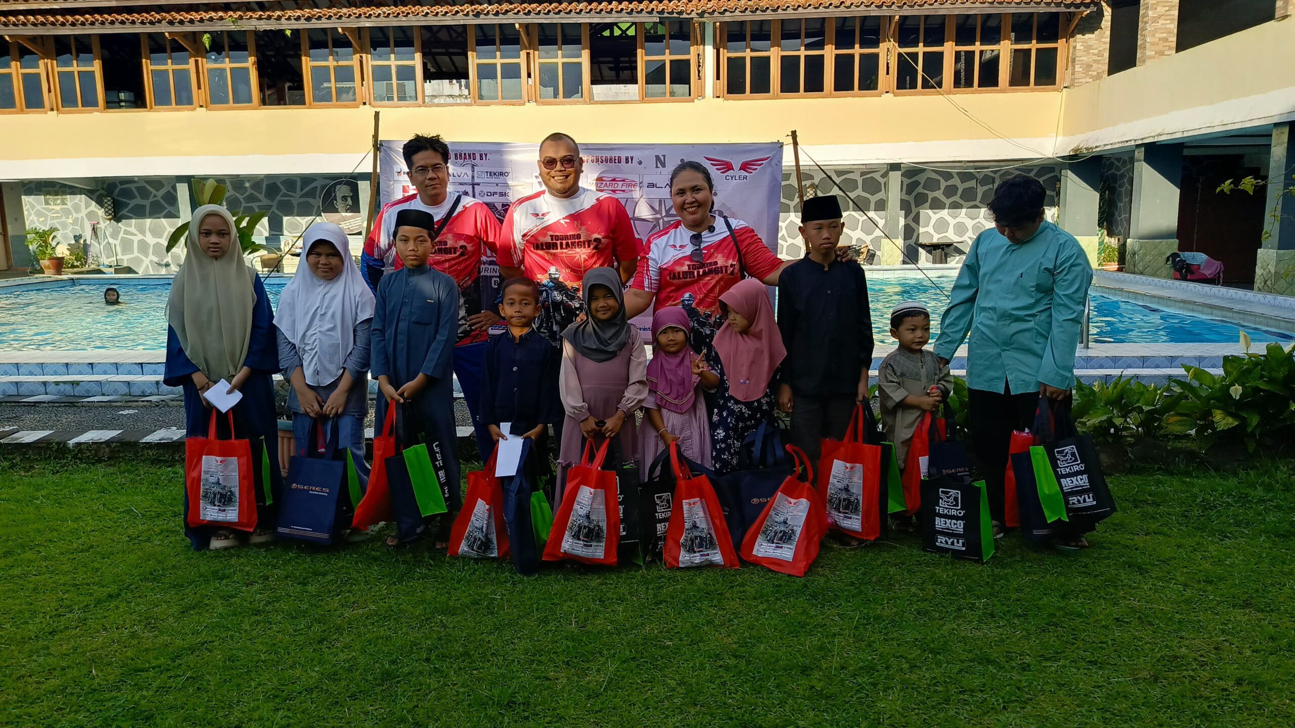“Tali Kasih & Touring Baksos Bersama Motor Listrik Menuju Langit Biru”, para peserta touring nggak cuma riding untuk senang-senang, tapi juga sambil berbagi kebaikan lewat kegiatan bakti sosial santuan anak yatim piatu