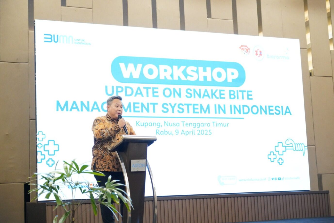 Gambar : Kepala Departemen Manajemen Produk Nasional Bio Farma, dr. Erwin Setiawan dalam sesi sambutan kegiatan Workshop Update on Snake Bite Management System in Indonesia