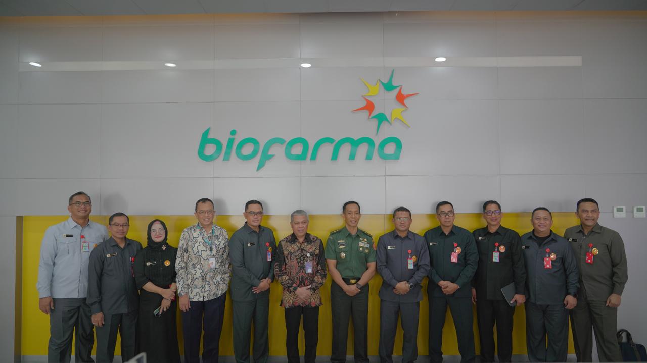 Tenaga Ahli Pengkaji Bidang Kepemimpinan Mayjen TNI Supriyatna (ke-6 dari kanan) saat sedang melakukan kunjungan pada salah satu fasilitas produksi Bio Farma didampingi oleh Komisaris Utama Bio Farma, Tugas Ratmono (ke-6 dari kiri)