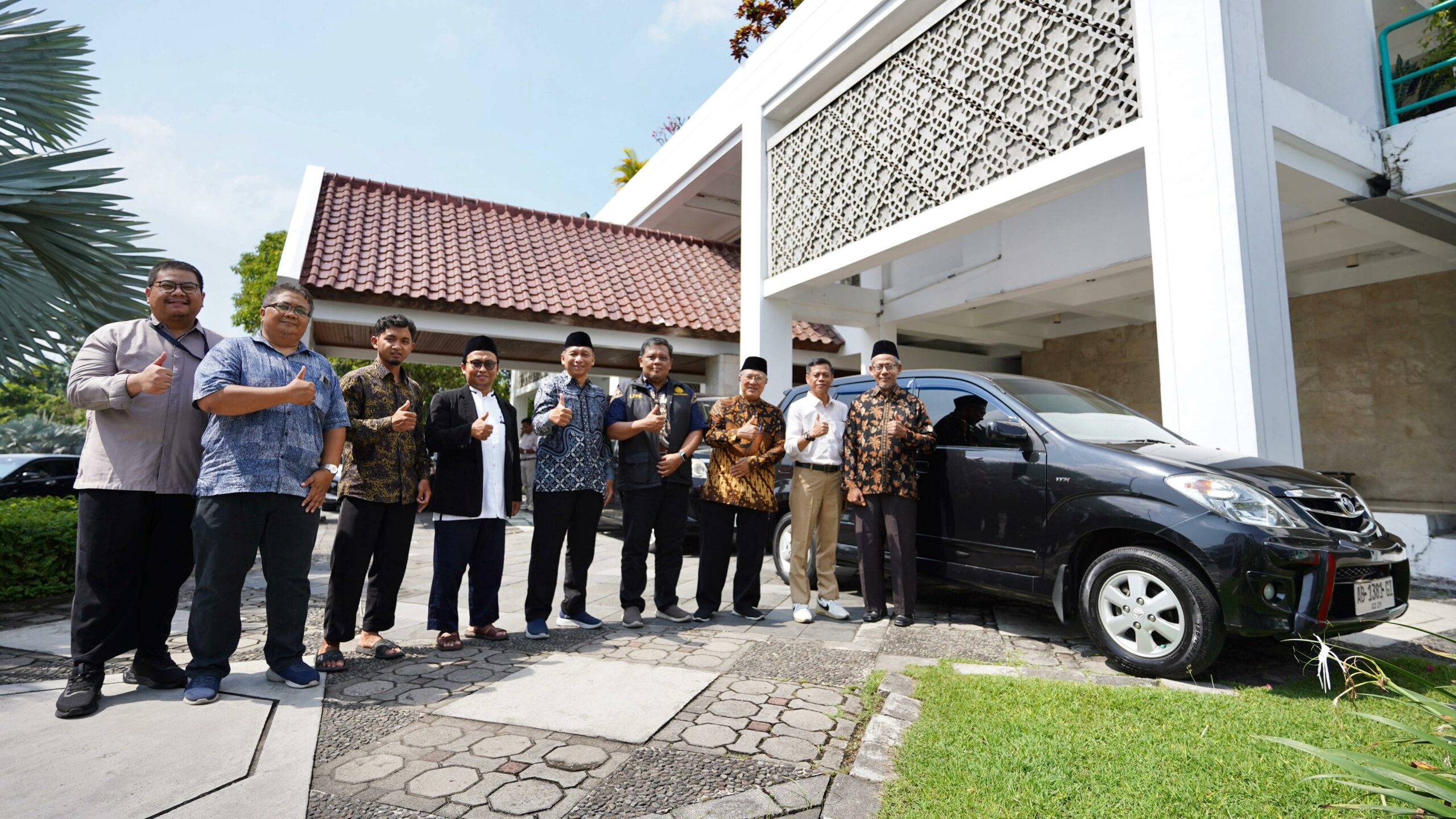 UMY Perkuat Kolaborasi dengan Hibah Mobil dan Kursi untuk Tiga Universitas Muhammadiyah