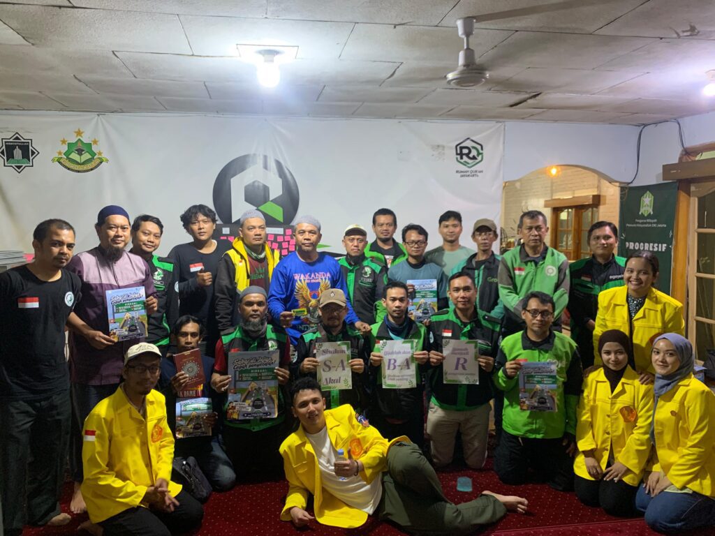 "Sajadah di Aspal": Ketika Mahasiswa UI dan Ojol Berkolaborasi Melawan Momok Jalanan