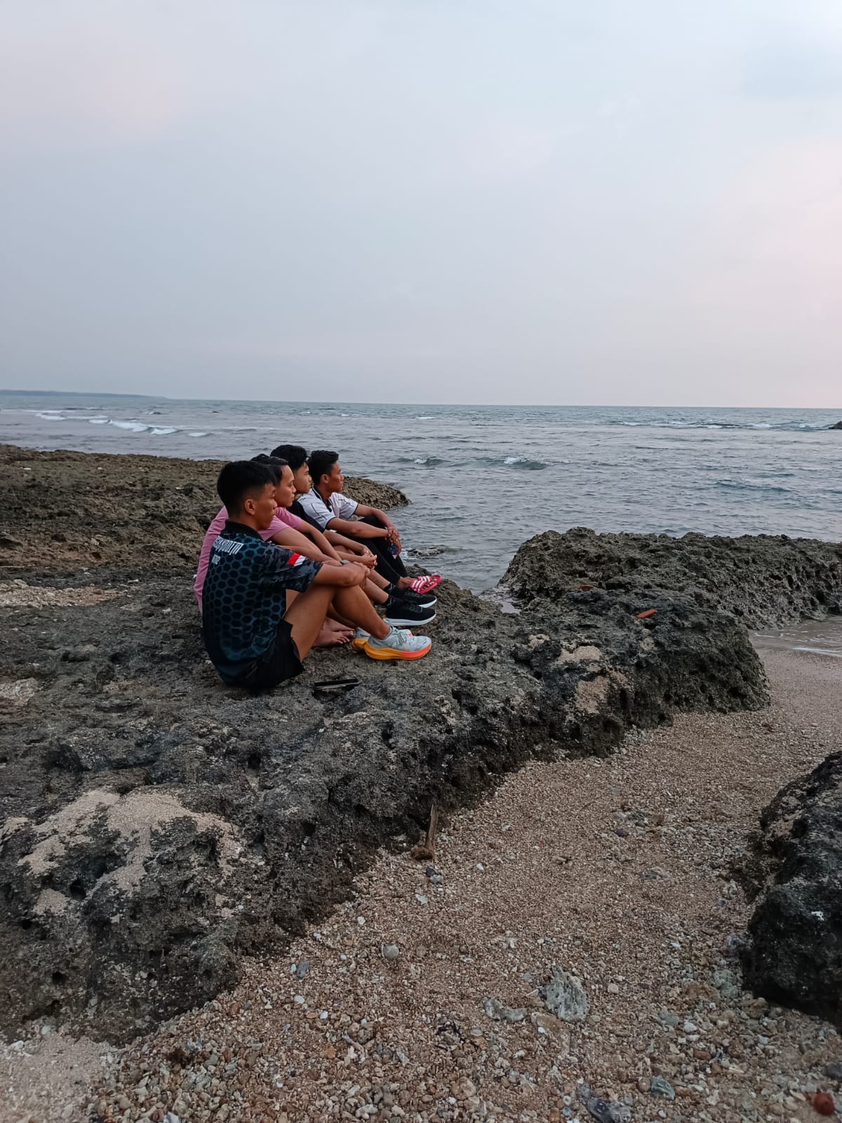 Pantai Pal Anyer: Surga Pasir Putih dan Ombak Memukau yang Wajib Anda Jelajahi!