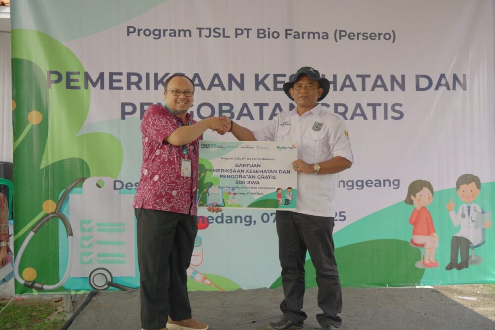 AVP TJSL Bio Farma, Sarmedi memberikan bantuan pengobatan gratis secara simbolis kepada Kepala Desa Padaasih, Wiyatno (07/05)