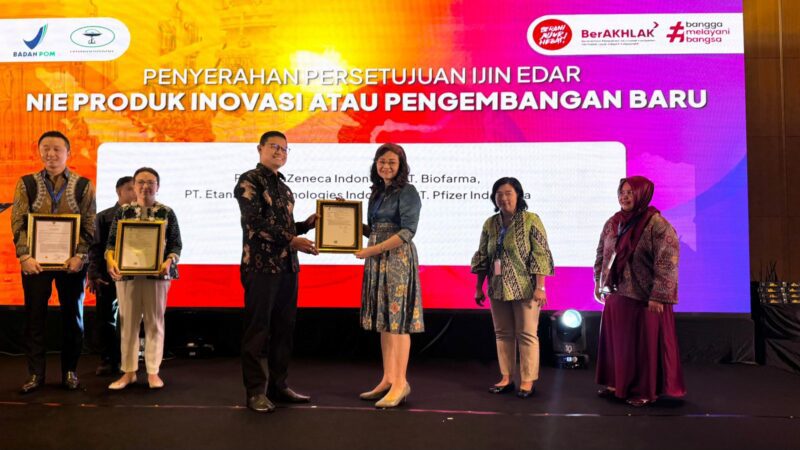 Kepala BPOM RI, Taruna Ikrar menyerahkan plakat Nomor Izin Edar (NIE) Produk Radiofarmaka kepada Direktur Pengembangan Usaha Bio Farma, Yuliana Indriati