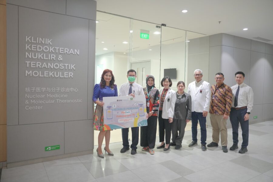 Simbolis penyerahan perdana produk radiofarmaka pertama buatan dalam negeri, FloDeg di RS Tzu Chi PIK Jakarta oleh Direktur Pengembangan Usaha Bio Farma, Yuliana Indriati (kiri) kepada Direktur Medis RS Tzu Chi, dr. Suriyanto (Ke-2 dari kiri) (12/06)