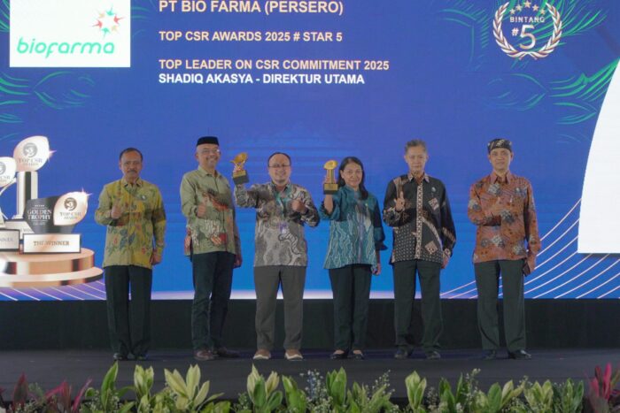 Gambar : Penyerahan penghargaan TOP CSR Awards 2025 dan TOP Leader on CSR Commitment 2025 dari TopBusiness kepada Bio Farma yang diwakili oleh VP. TJSL, HSE, Aset, dan Umum Bio Farma, Tjut Vina Irviyanti (keempat dari kiri), dan VP. TJSL Bio Farma, Sarmedi (ketiga dari kiri)