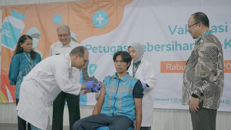 Gambar : Pemberian vaksinasi secara simbolis kepada petugas UPTD Pengelolaan Sampah Kota Bandung yang dihadiri oleh VP TJSL, HSE, Aset, dan Umum, Tjut Vina Irviyanti (kiri) bersama Kepala Dinas Lingkungan Hidup Kota Bandung, Dudy Prayudi