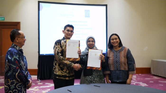 Gambar : Penandatanganan MoU antara Bio Farma dan PT Medika Loka Manajemen diwakili oleh Direktur Sales Bio Farma (kanan), dr. Kamelia Faisal dan Direktur PT Medika Loka Manajemen, Yulisar Khiat.