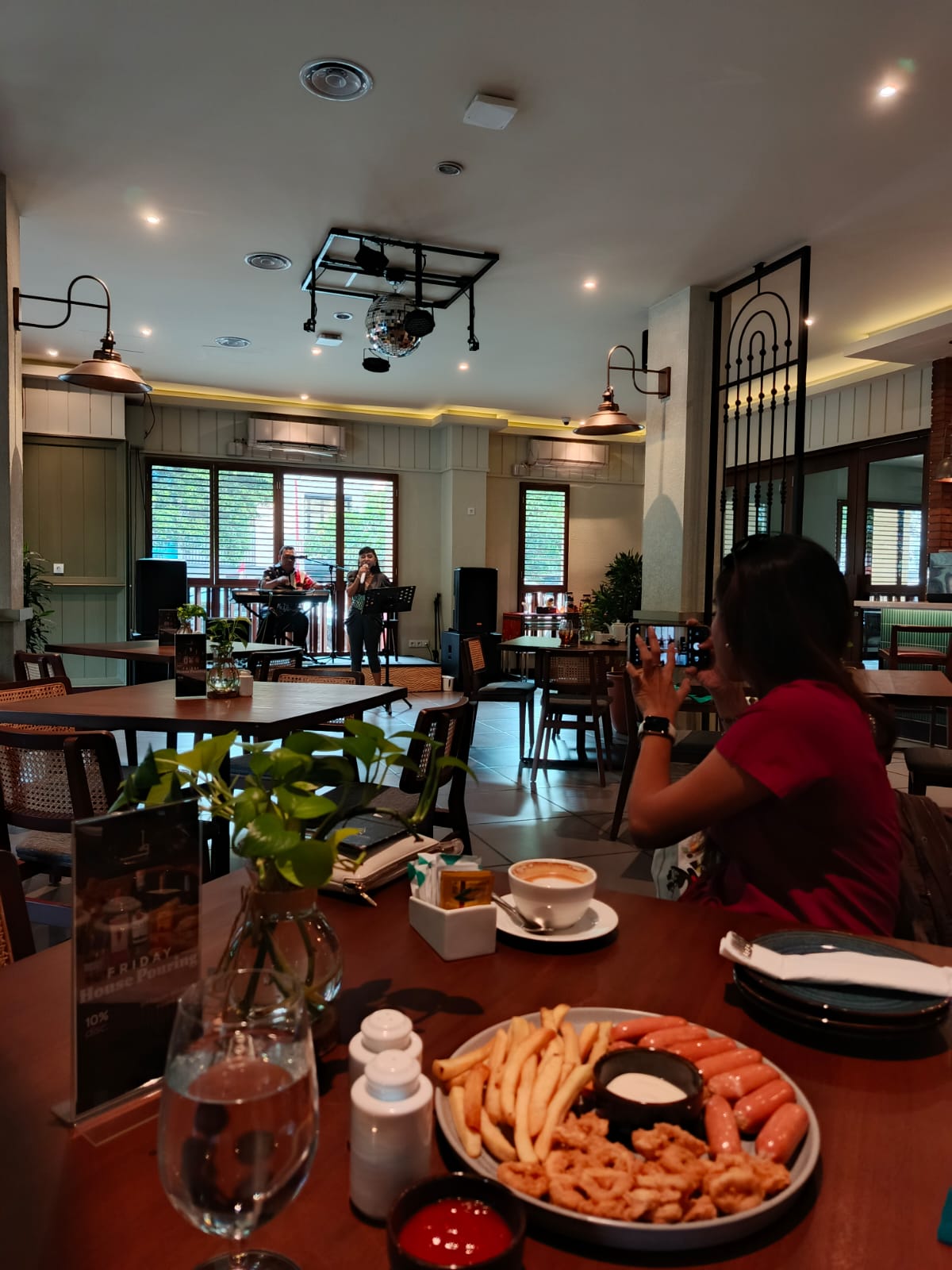 Alunan Memori dan Cita Rasa Otentik: Cara Baru Menikmati Jumat Sore di Dwangsa9