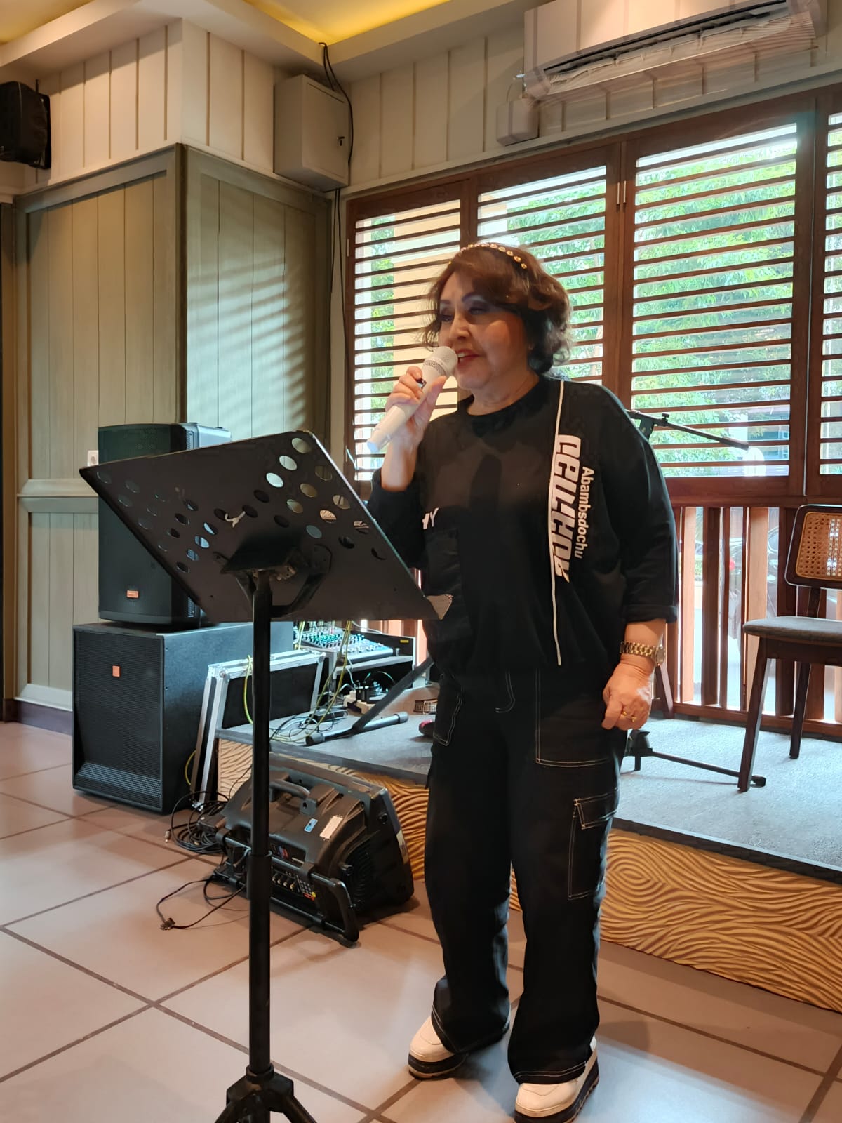 Sambil dimanjakan oleh alunan musik nostalgia, para tamu juga diajak dalam petualangan kuliner Nusantara yang otentik