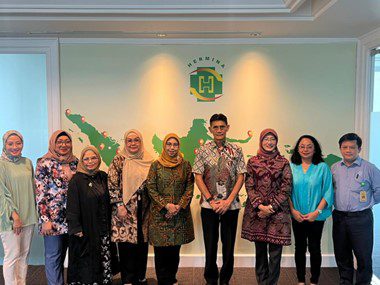 Direktur Sales Bio Farma, dr. Kamelia Faisal (kelima dari kiri) dan Dr. Yulisar Khiat (keempat dari kanan) pada sesi penandatanganan Nota Kesepahaman