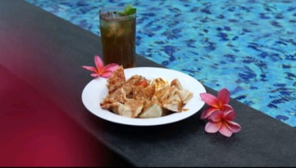 SUN, SWIM & SAVOR, sebuah penawaran istimewa dengan harga yang sangat terjangkau yaitu IDR 80,000 net per orang