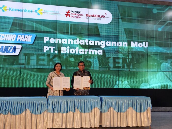 Gambar : Direktur Produksi & Supply Chain Bio Farma, Sri Harsi Teteki dan Plt. Direktur Poltekkes Kemenkes RI Semarang, Sugiyanto pada sesi penandatanganan Kerjasama pengembangan Science Techno Park