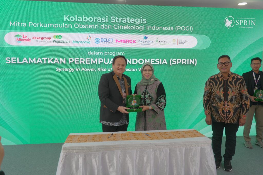 Direktur Pemasaran Bio Farma, Kamelia Faisal (kanan) Bersama Ketua Umum Pogi, Prof. Budi Wiweko (kiri)  (26/11)