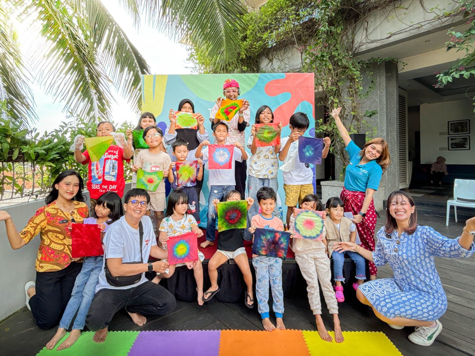 Aktivitas ini secara langsung mengenalkan anak-anak pada kekayaan wastra Nusantara. Dengan lembar motif batik khas