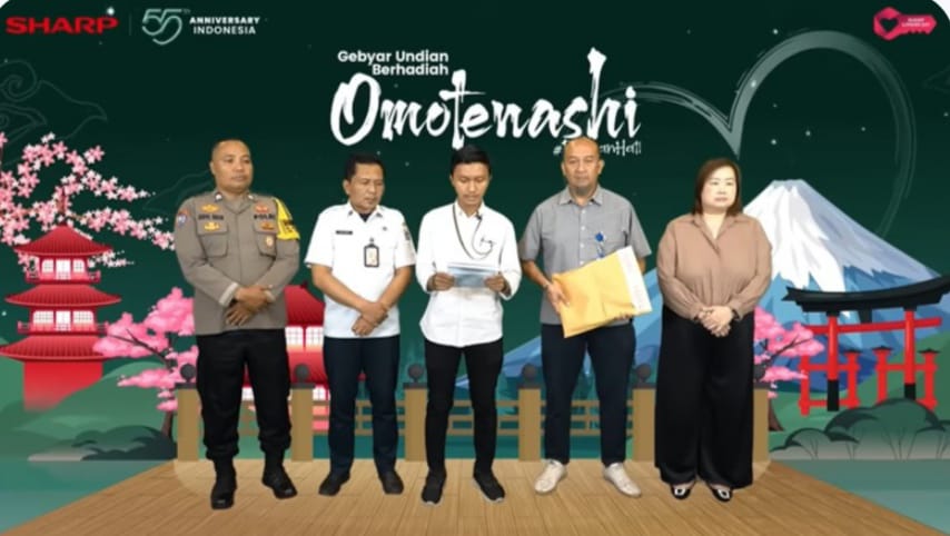 Hadiah utamanya, satu unit Daihatsu Rocky 1.2 X MT, jatuh kepada Ibu Neng Yulia