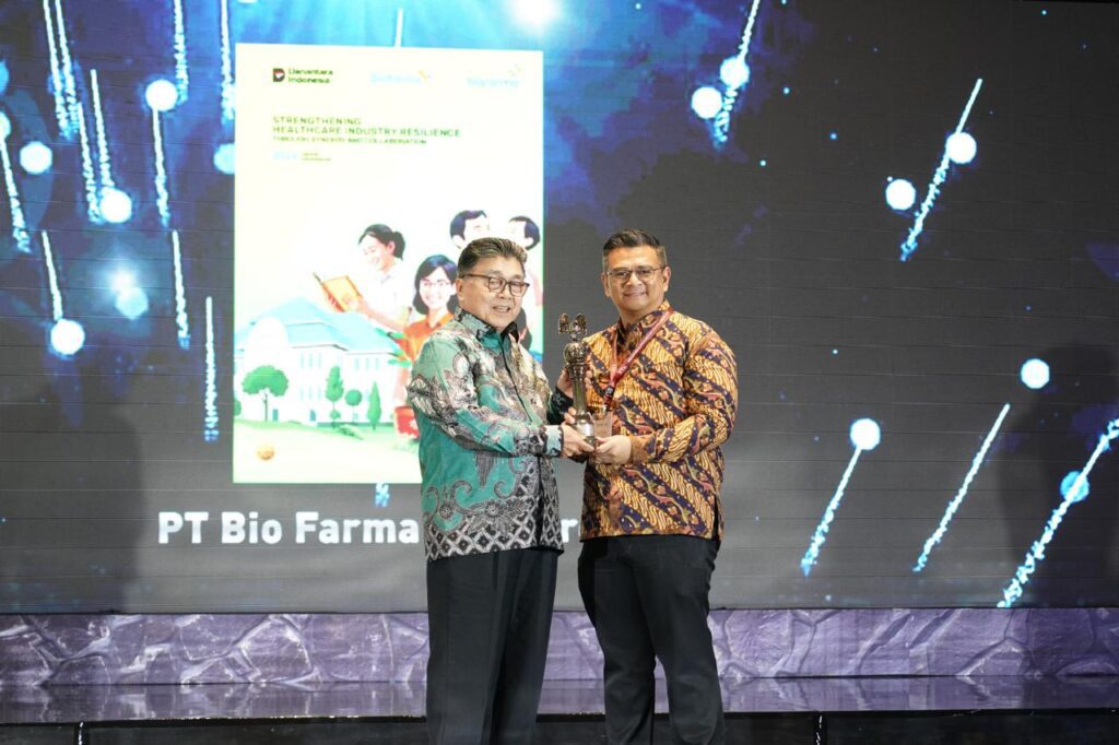 Penyerahaan Penghargaan Asia Sustainability Reporting Rating (ASRRAT) 2025 oleh Direktur Eksekutif NCCR, Ali Darwin (kiri) kepada AVP Corporate Communications Bio Farma, Zaki Zakaria (kanan) (28/11)