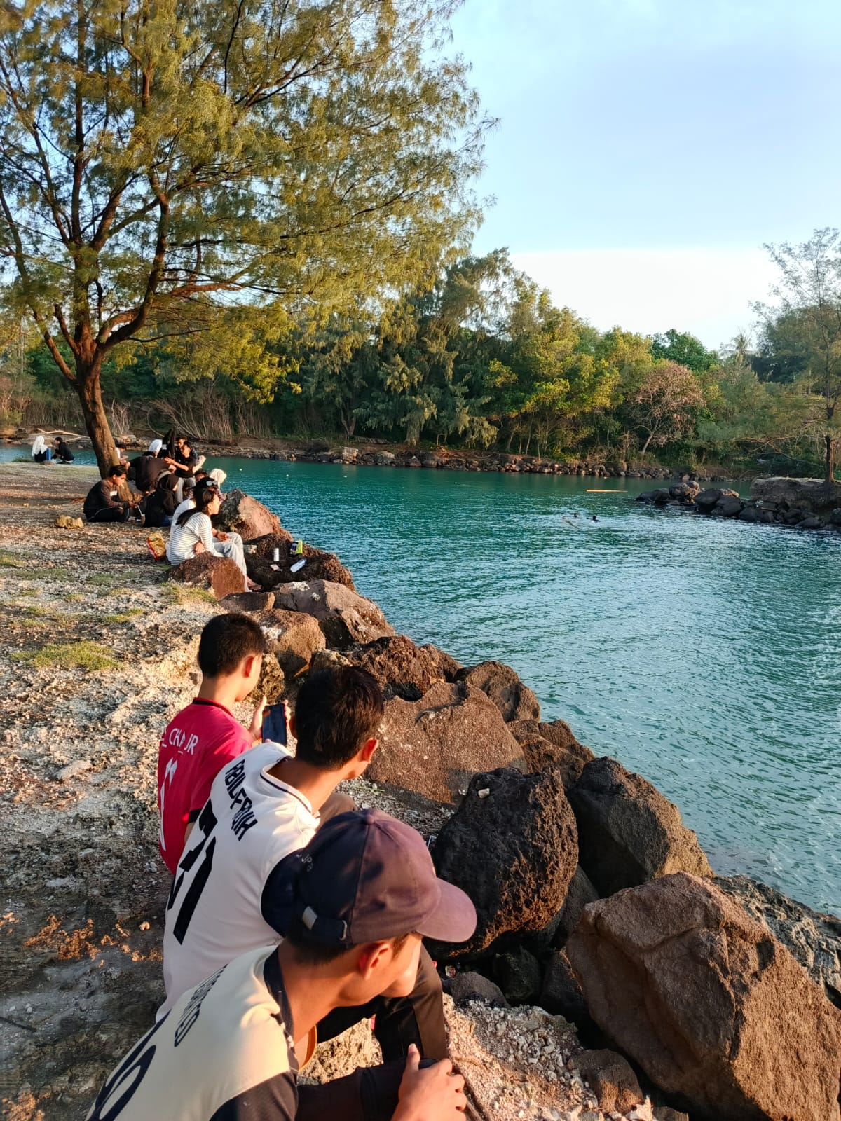 Pantai Green Garden Lama. Destinasi ini bukan sekadar pantai biasa, melainkan sebuah anomali keindahan yang sering disebut sebagai "Danau di Pinggir Laut"