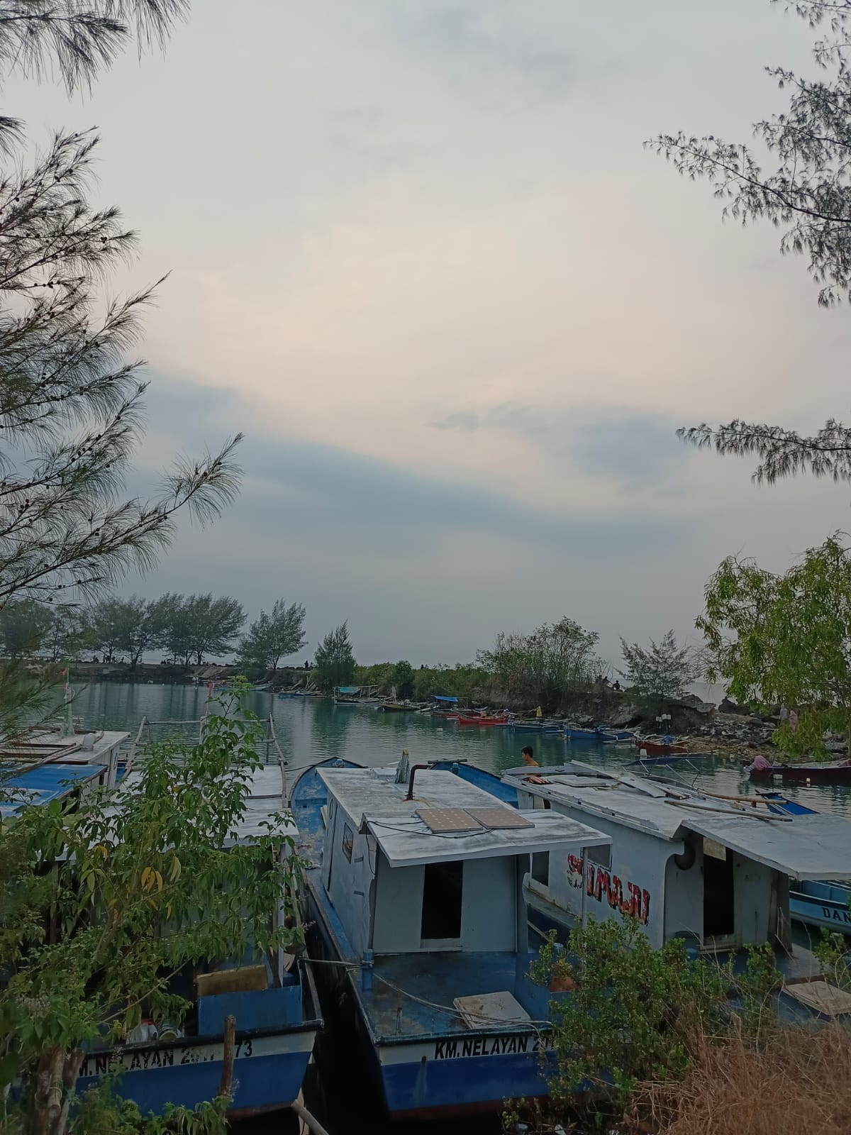 Ada deretan kapal nelayan yang bersandar rapi bak dermaga di Eropa, hingga gugusan bebatuan ikonik yang sangat estetik
